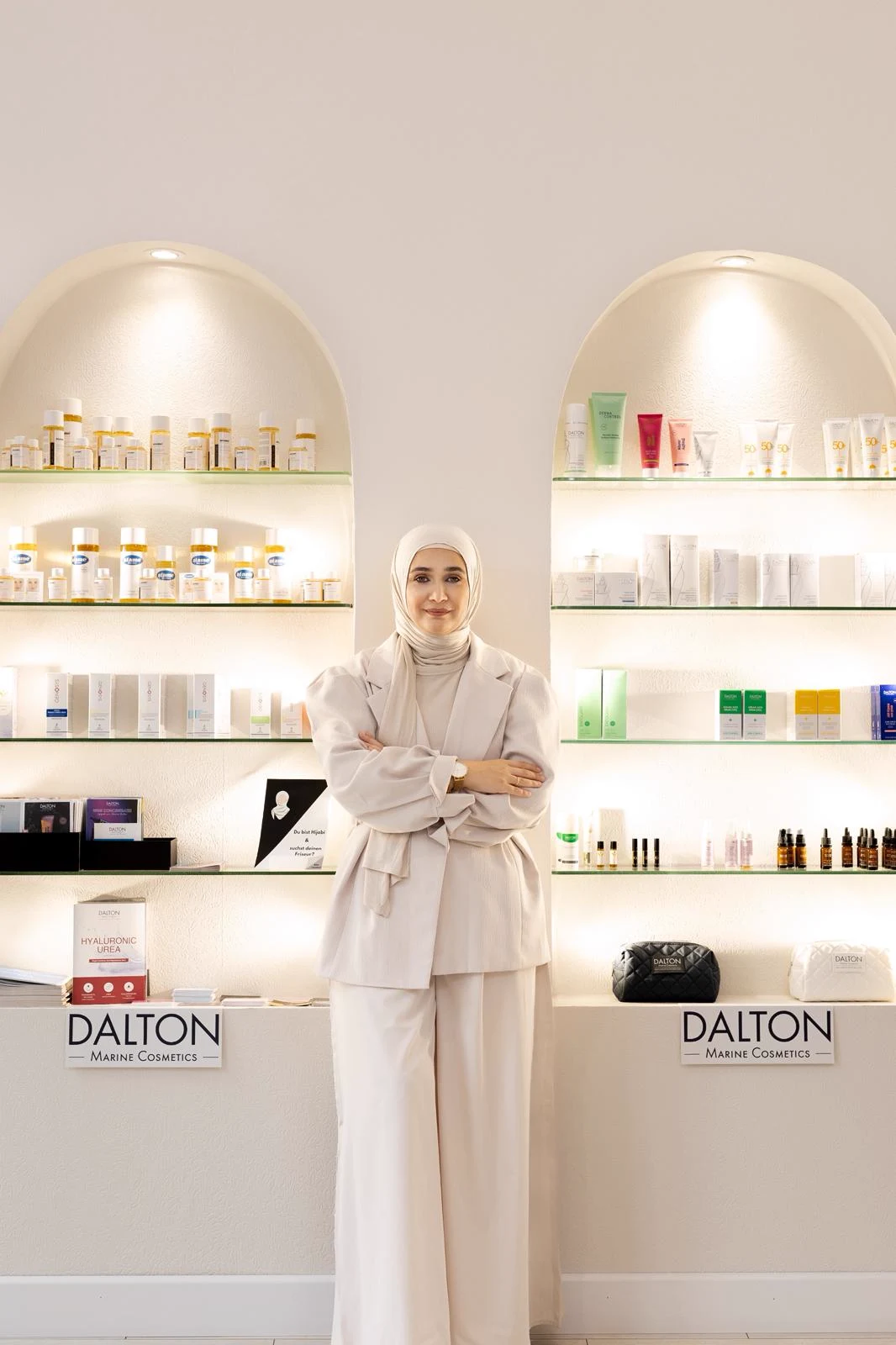 Fatma mit Dalton Pflegeprodukten im Medmoiselle Studio