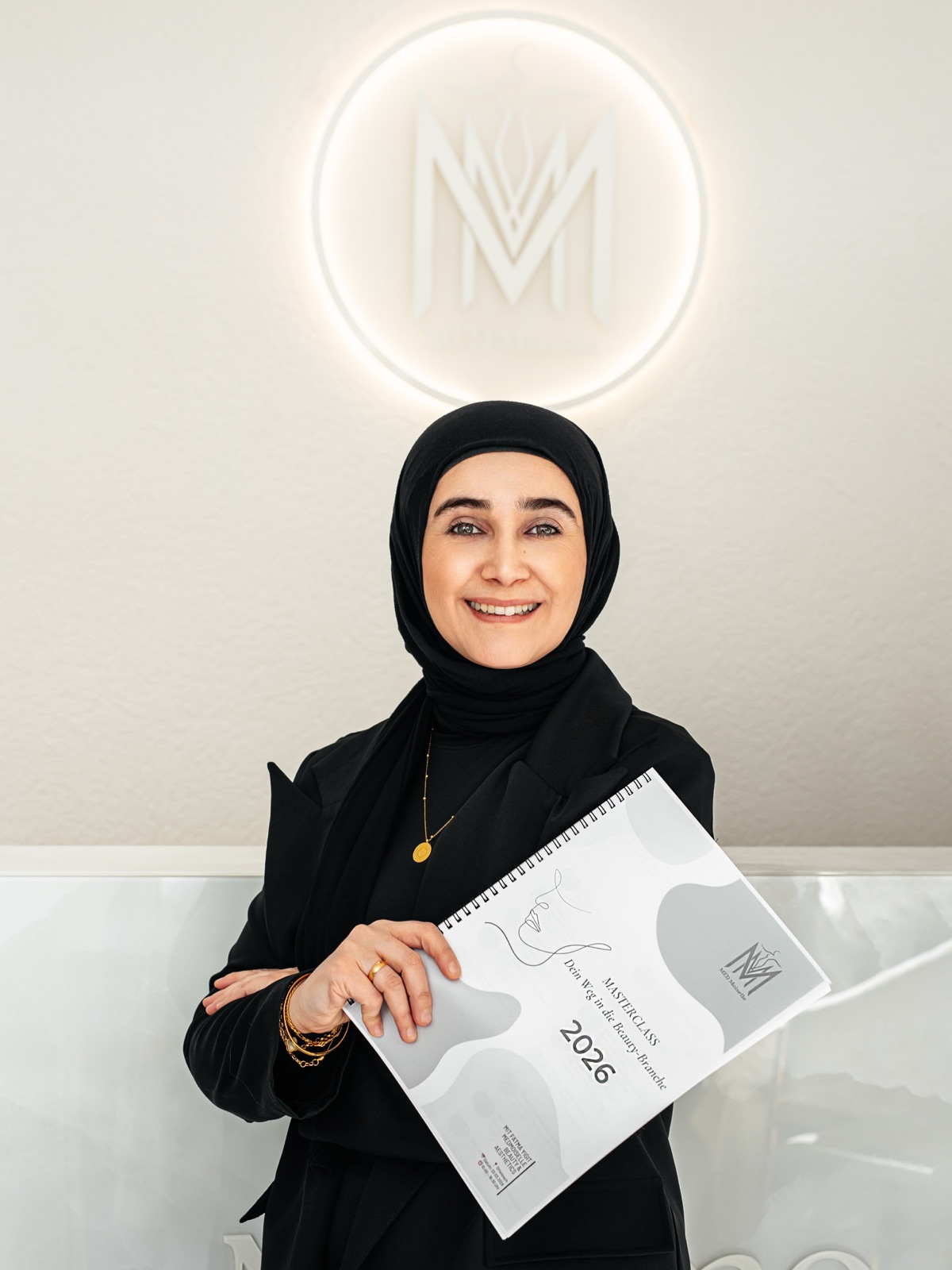 Fatma mit Masterclass-Schulungsunterlagen im Medmoiselle Studio